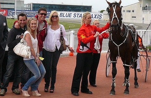 Ohoka Texas is joined by the Carville family after his emphatic Show day win. Carvilles_show_day